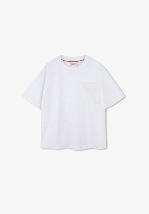T-shirt bianco in cotone con una vestibilità ampia, maniche corte e taschino frontale. Presenta un ricamo del logo discreto sulla tasca.