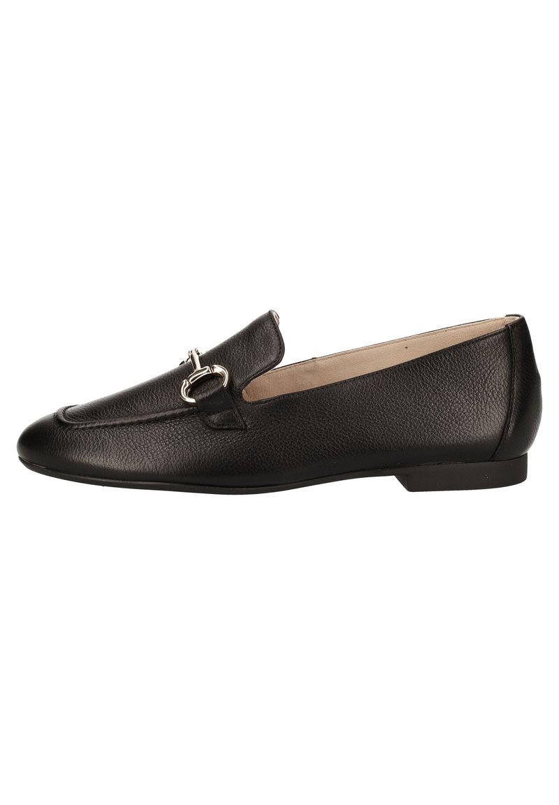 Mocassin plat en cuir noir avec détail boucle argentée, petit talon, finition texturée et doublure intérieure beige.