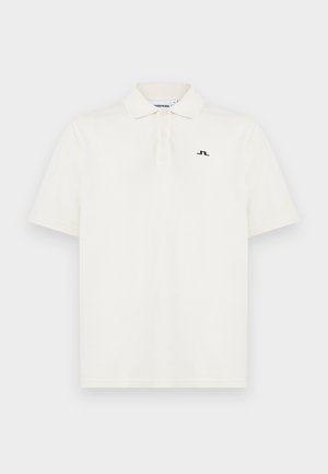 Polo blanc à manches courtes avec col, deux boutons et un petit logo noir sur le côté gauche de la poitrine.