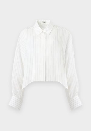 Cămașă albă scurtă, cu dungi verticale subțiri gri, mâneci lungi bufante, manșete cu nasturi și gulă clasică.