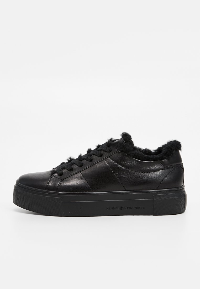 Schwarze Ledersneaker mit strukturiertem Außenmaterial, flauschigem Saum am Kragen, dicker Gummisohle und flachem Schnürdesign.