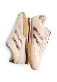 Sneakers beige con accenti in stampa serpente, suola testurizzata e chiusura con lacci. Materiale in pelle liscia e suede, design sportivo.