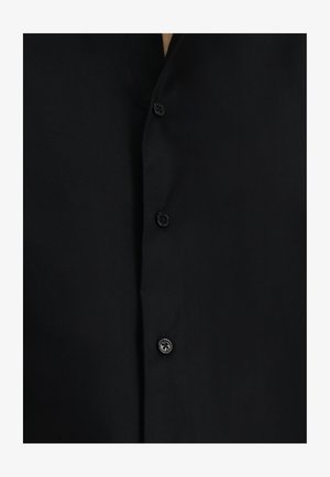 Czarna koszula zapinana na guziki o gładkiej fakturze, sześcioma okrągłymi guzikami i klasycznym krojem kołnierzyka. Materiał wydaje się lekki.