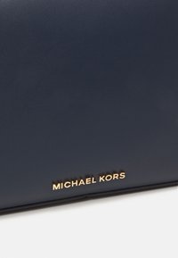 MICHAEL Michael Kors EMPIRE CHAIN POUCHETTE - Handtas - navy