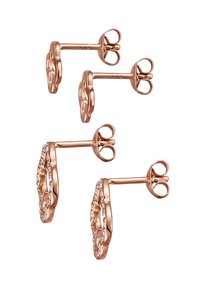 Cercei din aur roz cu un design floral și detalii fine, cu o finisare netedă și închideri tip fluture. Inclus două perechi.