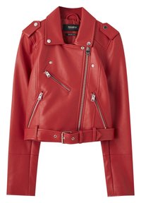 Veste de motard rouge en cuir synthétique avec fermetures éclair argentées, boutons-pression, épaulettes et ceinture à la taille.