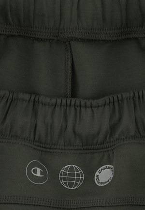 Tejido deportivo de color verde oscuro que presenta una cintura elástica con bordes cosidos y logotipos impresos en gris claro.