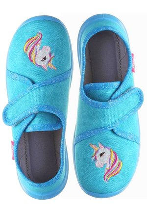 Blaue Stoffschuhe mit einem Klettverschluss, die ein gesticktes Einhorn-Motiv zeigen. Weicher Textil, runde Zehenform und gepolsterte Innensohle.