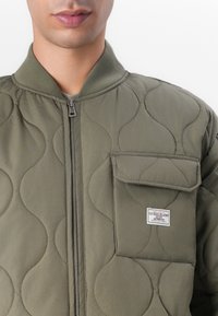 Guess Jeans QUILTED PUFFER JACKET - Jachetă subțire - olive light green