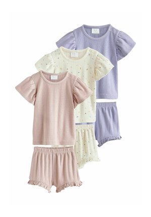 Három baba ruhaszett rövid ujjú felsőkkel és rugalmas derékpántos rövidnadrágokkal, színükben mályva, kis mintákkal ellátott krémszín és levendula.