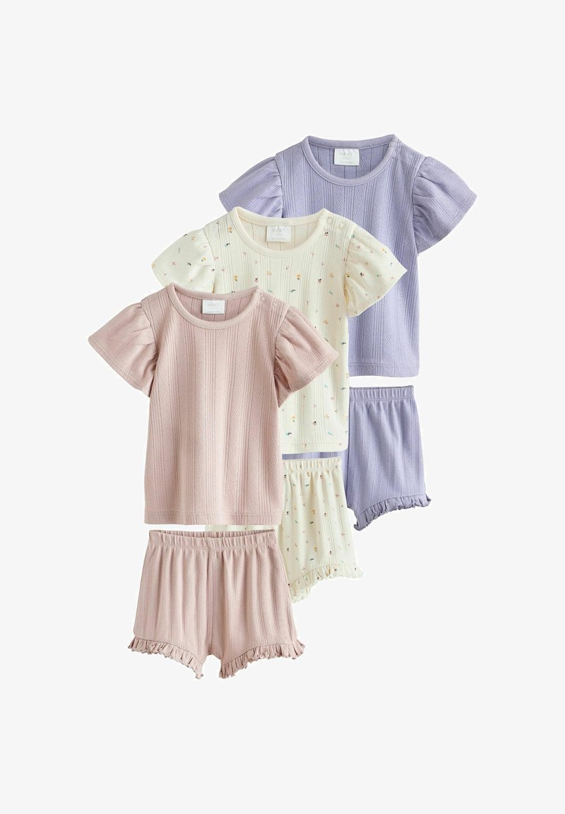 Trois ensembles de vêtements pour bébés comprenant des hauts à manches courtes et des shorts à taille élastique en mauve, crème avec de petites impressions, et lavande.
