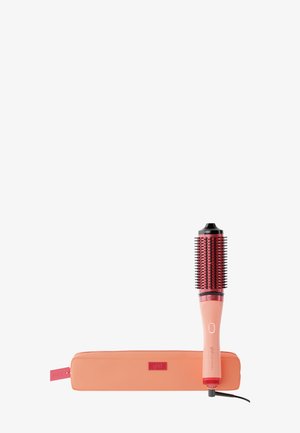 Brosse à cheveux ronde chauffante électrique rouge et pêche avec poils, à côté d'une pochette assortie zippée sur fond blanc.