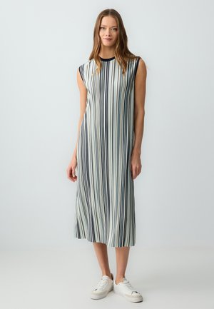 Abito senza maniche e lunghezza al ginocchio con strisce verticali blu navy e crema, realizzato in tessuto leggero, con scollo rotondo e fessure laterali.
