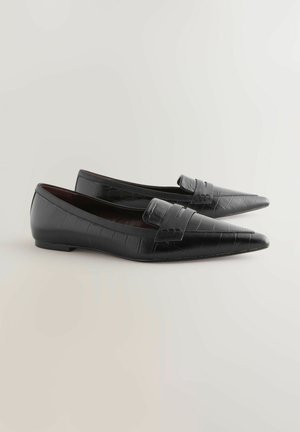 Schwarze Lederloafers mit Krokodilprägung, spitzer Zehenform und einem Riemendetail über dem Spann. Flache Sohle, elegantes Design.