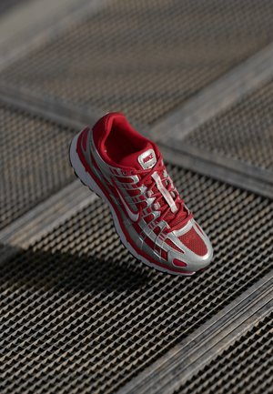 P 6000 - Tenisky - metallic silver-coloured/gym red/white/black
