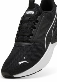 Pantof mare sport negru cu plasă superioară, talpă din cauciuc și logo alb Puma. Dispune de un sistem de șireturi și guler căptușit pentru suport.