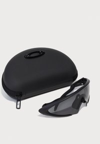 Occhiali da sole sportivi neri con design avvolgente, lenti grigie e una custodia a tocco morbido con una superficie liscia e chiusura a cerniera.