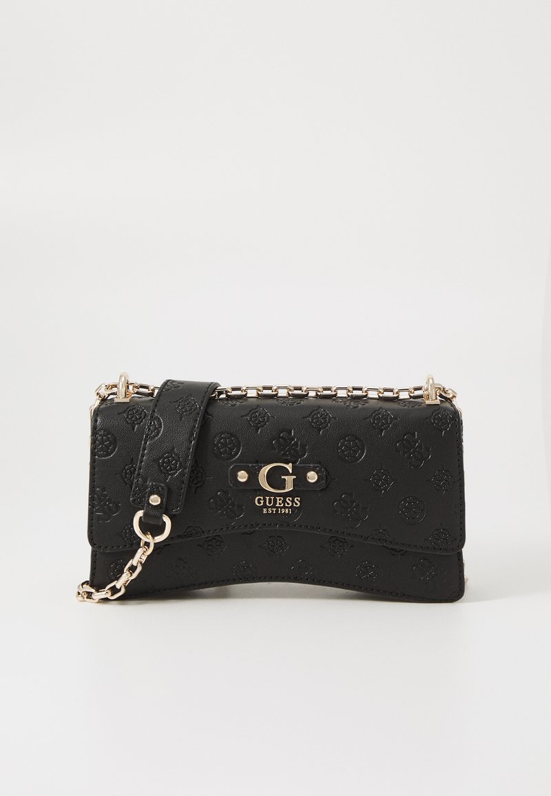 Borsa a tracolla in finta pelle nera con texture, motivi in rilievo, hardware dorato, tracolla a catena e placca con logo sul davanti.