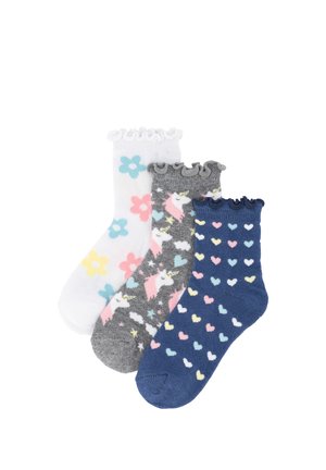 Tres pares de calcetines tobilleros con volantes y estampados: blancos con flores coloridas, grises con unicornios rosas y azul marino con corazones multicolores.
