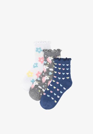 Tres pares de calcetines tobilleros con volantes y estampados: blancos con flores coloridas, grises con unicornios rosas y azul marino con corazones multicolores.