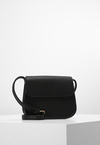 Černá kožená taška přes rameno s předním klopovým uzávěrem, nastavitelným popruhem, zaoblenými rohy a jemným prošíváním. Jednoduchý a funkční design.