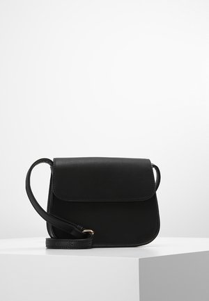 Musta nahkainen olkalaukku, jossa on etuläppä, säädettävä hihna, pyöristetyt kulmat ja hienovaraiset ompeleet. Yksinkertainen ja toiminnallinen muotoilu.