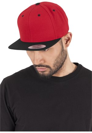 Piros snapback sapka fekete ernyővel, lapos karimával, hat panellel, és egy rózsaszín kör alakú logóval az elején. Texturált anyag.