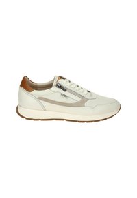 Zapatillas de cuero blanco con detalles en marrón, textura perforada, cierre de cordones y cremallera, y una suela de goma con un patrón de relieve sutil.