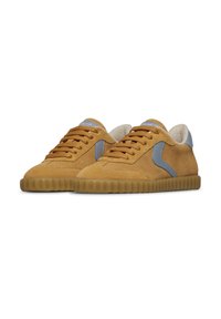 Sneaker in suede con pannelli in rete, accenti di colore marrone e grigio, punta rotonda, design a lacci e suola in gomma ribattuta. Rivestimento interno morbido.