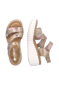 Sandales croisées métalliques dorées et roses avec un accent en jute tressé et une semelle en caoutchouc texturé blanche. Semelle intérieure douce avec le logo de la marque visible.