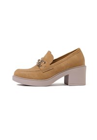 Mocassino in suede tan con punta rotonda, caratterizzato da un'accoppiatura metallica sulla parte anteriore e un tacco a blocco con una base di un leggero viola. Texture liscia.