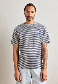 Scotch & Soda POCKET - Print T-shirt - white / navy