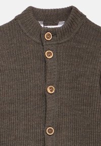 Sötétbarna bordázott kötött kardigán öt kerek fa gombbal és rövid álló gallérral.