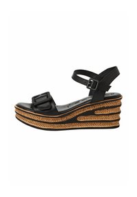 Černé kožené wedge sandály s nastavitelným popruhem a přezkou, s texturovanou platformou připomínající slámu. Hladký svršek a zaoblená špička.