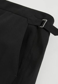 Reiss REGULAR FIT - TANINE SIDE-ADJUSTER - Pantaloni scurți - black