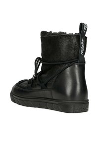 Schwarze Knöchelstiefel mit strukturiertem Obermaterial, Schnürung und einem mit Logo versehenen Zuglasche. Die Sohle ist dick und hat ein gemustertes Profil.