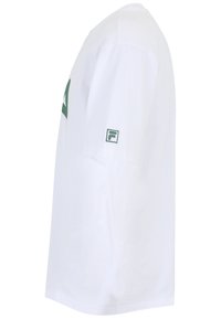 Camiseta blanca de manga corta con un logotipo verde en el frontal y un pequeño emblema verde en la manga derecha. Corte regular, fabricada en suave algodón.