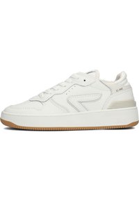 Witte leren sneaker met een gestructureerd oppervlak, ronde neus, platte veters en een gumrubberen zool. Heeft zijaccenten en een gewatteerde kraag.