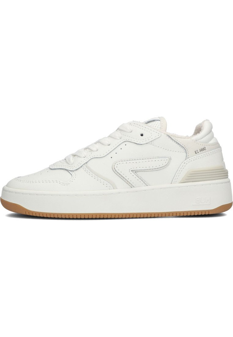 Witte leren sneaker met een gestructureerd oppervlak, ronde neus, platte veters en een gumrubberen zool. Heeft zijaccenten en een gewatteerde kraag.