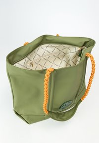 Borsa tote verde con manici arancioni intrecciati, tasca con zip interna e fodera in tessuto decorato con un logo nell'angolo.