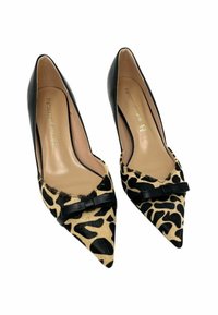 Décolleté a punta con stampa leopardata, dettagli in pelle nera e un piccolo fiocco sul davanti. Texture liscia e tacchi sottili.