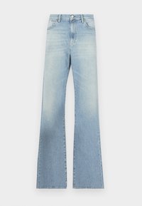 Jean large bleu clair en denim, doté d'une taille haute, d'une fermeture éclair avec bouton et d'un délavage avec des variations de texture subtiles.