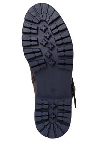 Suela de bota marrón con patrón de desgaste profundo, que presenta surcos en cruz y lineales; material de goma; talla marcada como 37.