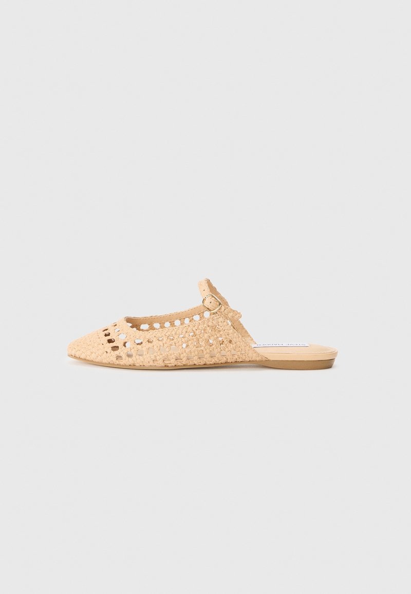 Mule tissée beige à bout pointu, motif ajouré, petite bride à boucle et semelle plate sur fond clair uni.