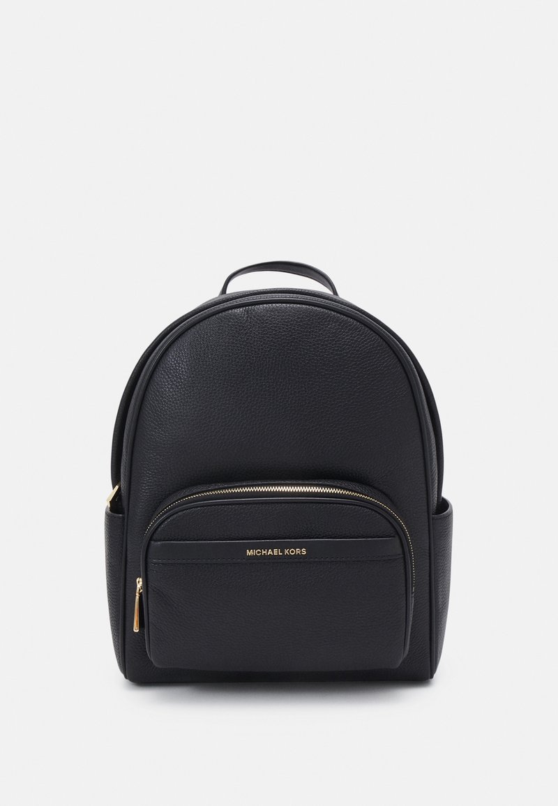 Mochila de cuero negro con forma redondeada, superficie texturizada, un bolsillo frontal con cremallera y un asa en la parte superior. Presenta un logo de marca dorado.