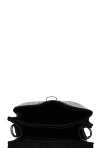 Borsa in pelle nera con apertura superiore e due scomparti. Presenta una superficie liscia, cuciture minime e accessori circolari.