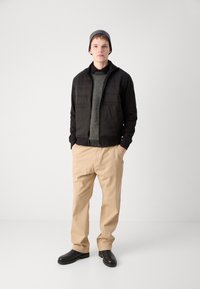 BOSS Lengva striukė - black