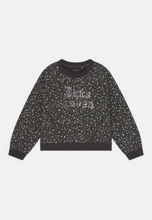 Sort langærmet sweatshirt med hvid stjerne- og blomsterprint, med teksten "Dirks queen" i forskellige dekorative skrifttyper på forsiden.