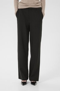 Svarte pinstripete bukser med en avslappet passform, som har sidelommer og et rett ben-design. Materialet virker glatt og lett.