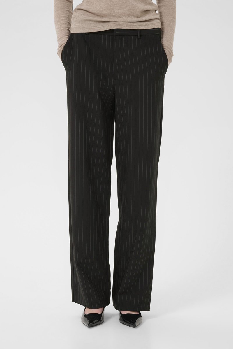 Svarte pinstripete bukser med en avslappet passform, som har sidelommer og et rett ben-design. Materialet virker glatt og lett.